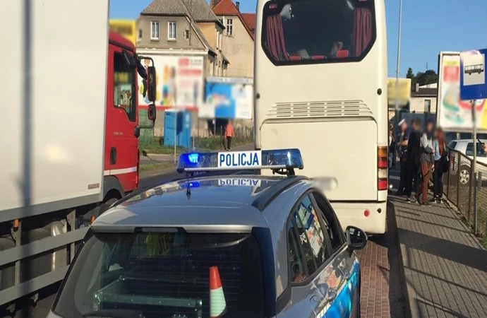 {Kierowca autobusu stracił prawo jazdy, gdyż wiózł zbyt wielu pasażerów.}